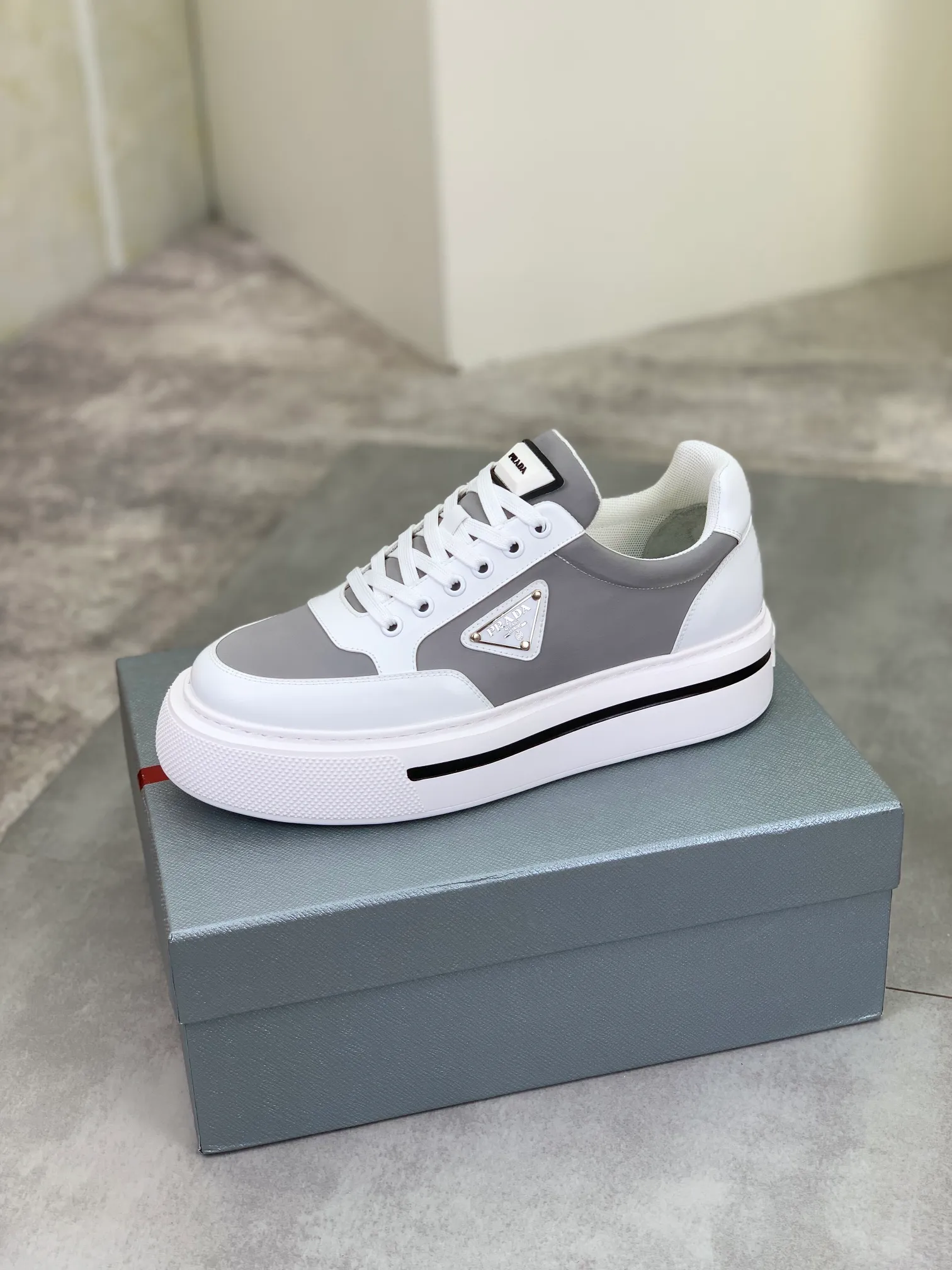 Men's shoes 💰P580 new (higher version) new models are available at PRADA counters simultaneously, new men's shoes, 😘 fabrics are selected from original calfskin. First layer of imported silk cowhide lining. The original version is awesome! 👍🏿Original open-molded non-slip PU outsole, with exquisite lines, simple and elegant, super comfortable and classy on foot, suitable for leisure travel. Code number: 38 to 44 (45 customized) 4️⃣ colors available